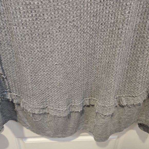 We The Free Gray V-Neck Oversized Distressed Long Sleeve Top Size Small - Picture 5 of 7